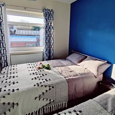 Sherlock's House: Spacious 4-Bedroom with Free Parking & Pet-Friendly Burton-upon-Trent Exterior photo