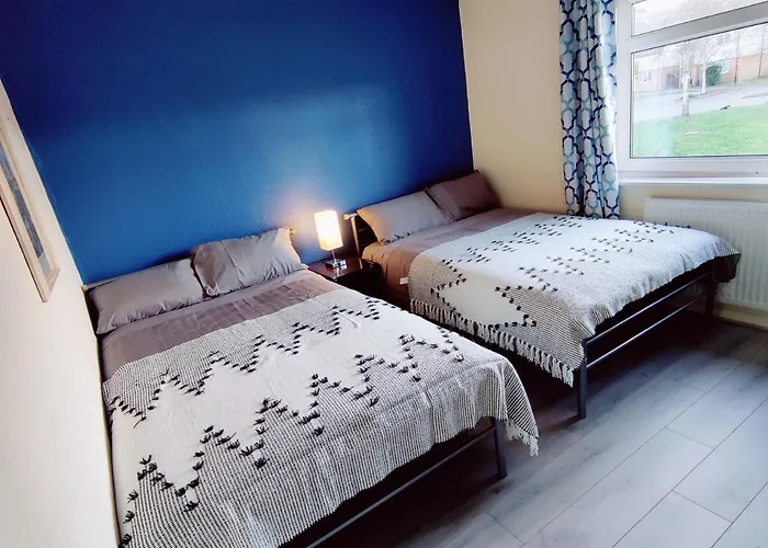 Sherlock\'S House -Entire House 4 Spacious Bedroom 9 Beds Private Free Parking & Wifi Tv Contractor Family & Pets Welcome