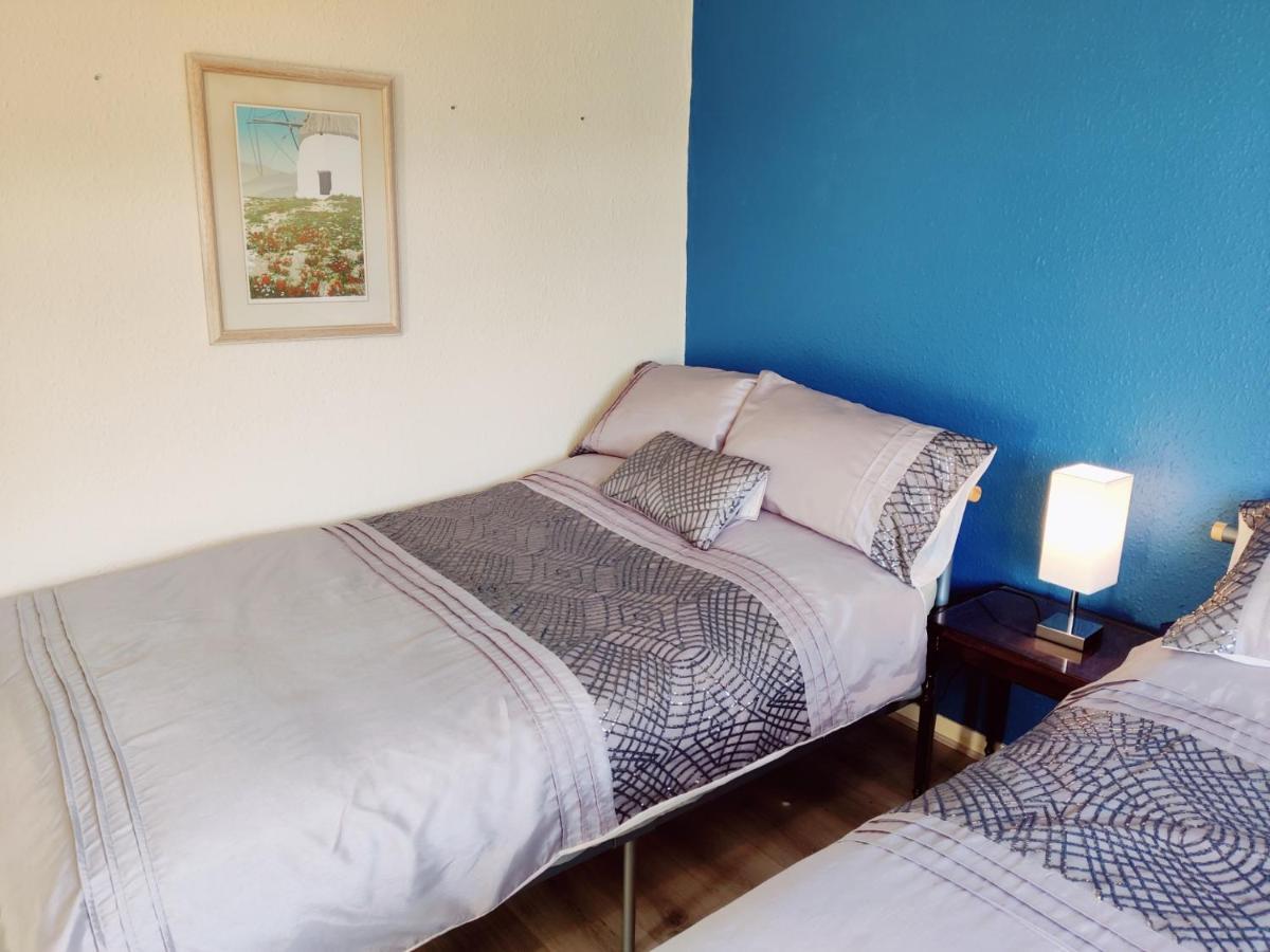 Sherlock's House: Spacious 4-bedroom With Free Parking & Pet-friendly