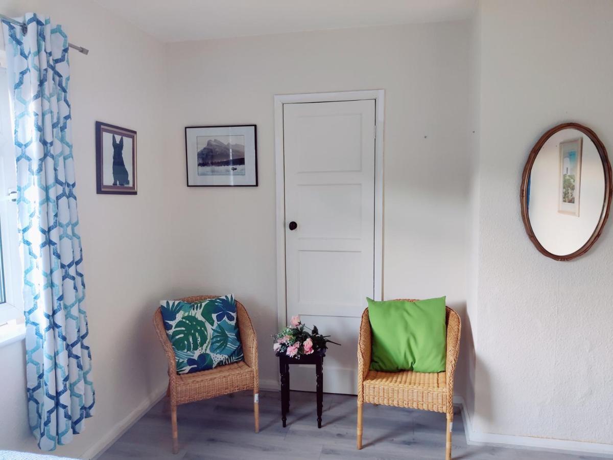 Sherlock's House: Spacious 4-bedroom With Free Parking & Pet-friendly