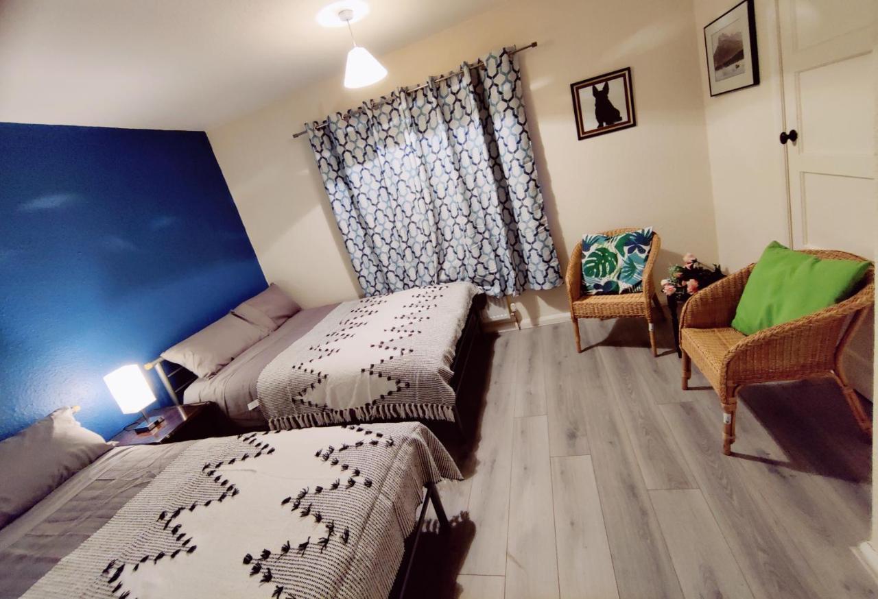 Sherlock's House: Spacious 4-bedroom With Free Parking & Pet-friendly Burton-upon-Trent