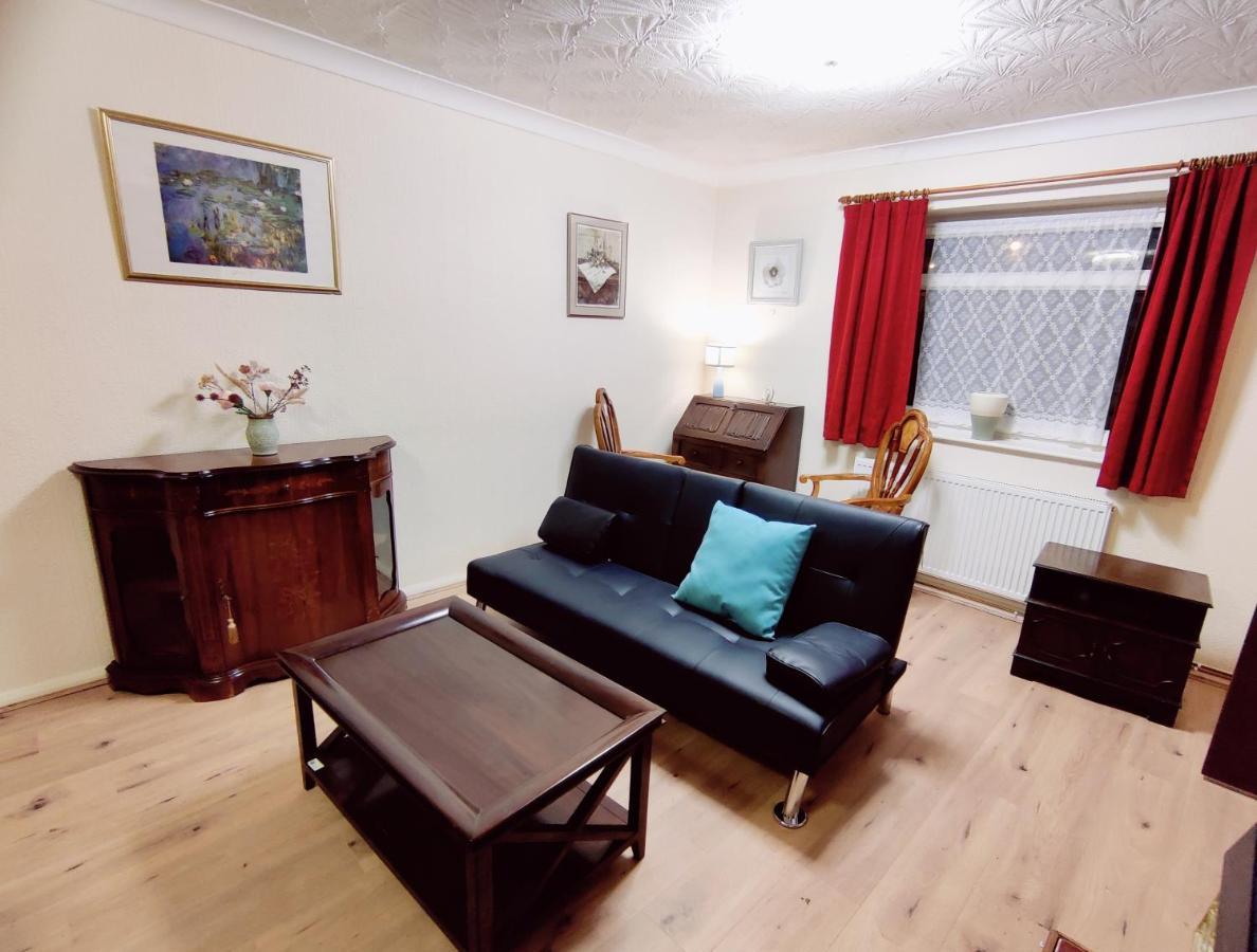 Sherlock's House: Spacious 4-bedroom With Free Parking & Pet-friendly Holiday home