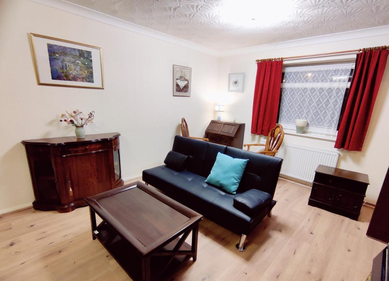 Sherlock's House: Spacious 4-bedroom With Free Parking & Pet-friendly Burton-upon-Trent