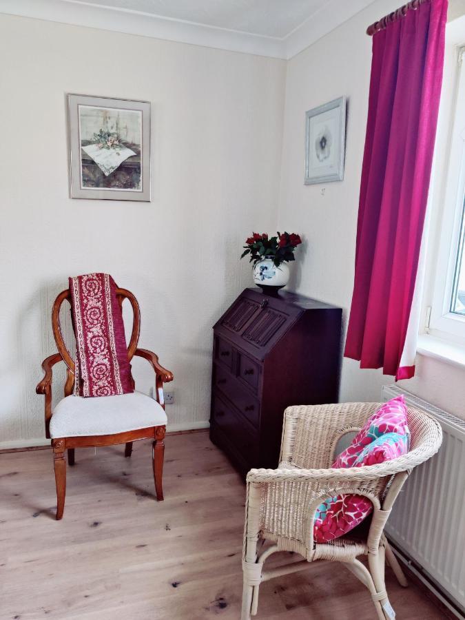 Sherlock's House: Spacious 4-bedroom With Free Parking & Pet-friendly *
