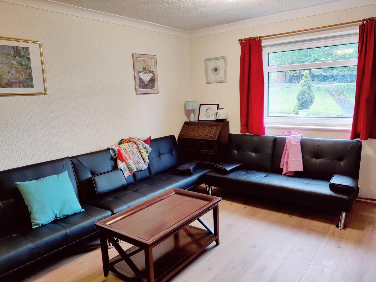 Sherlock's House: Spacious 4-bedroom With Free Parking & Pet-friendly Holiday home Burton-upon-Trent