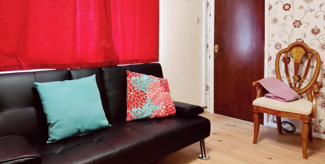 Holiday home Sherlock's House: Spacious 4-bedroom With Free Parking & Pet-friendly *