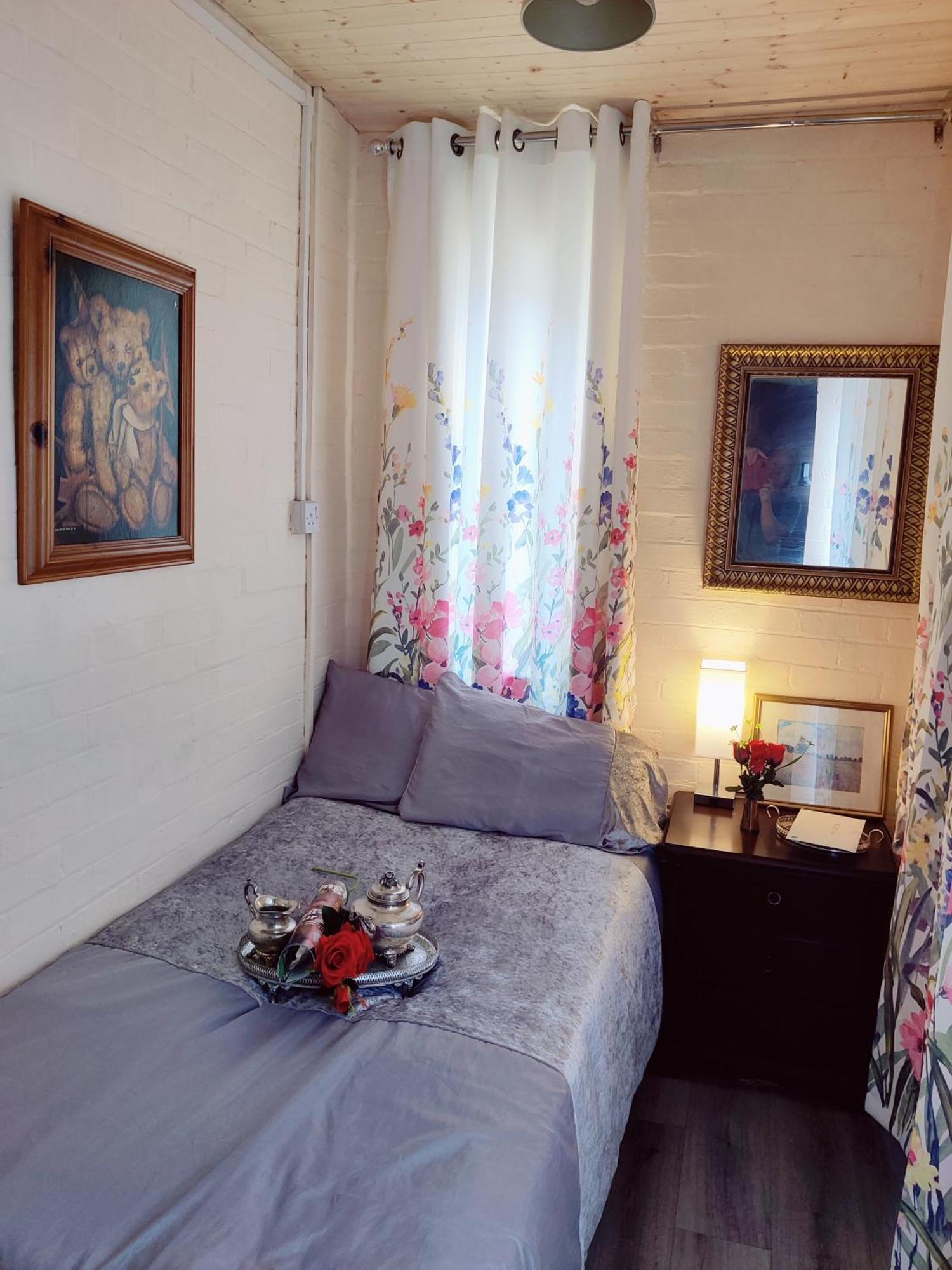 Sherlock's House: Spacious 4-bedroom With Free Parking & Pet-friendly *