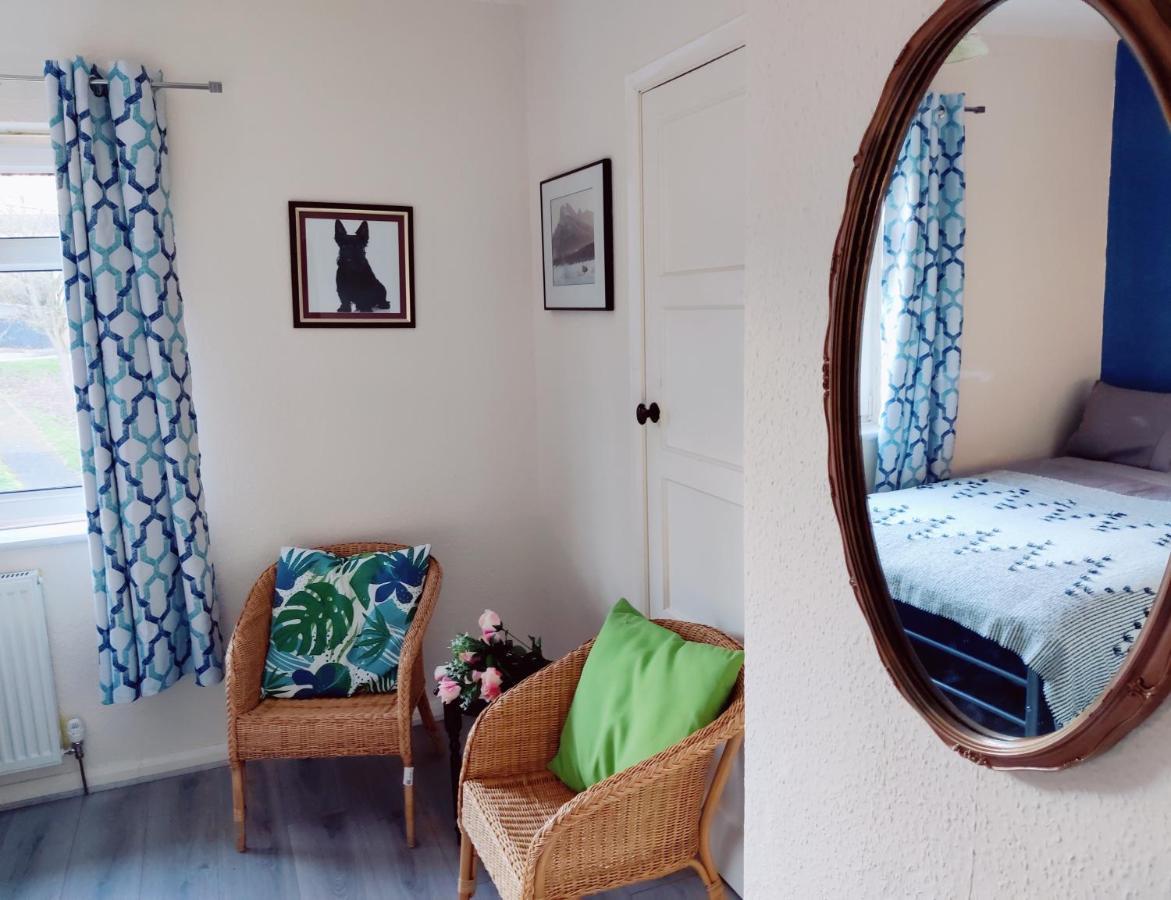 Sherlock's House -entire House 4 Spacious Bedroom 9 Beds Private Free Parking & Wifi Tv Contractor Family & Pets Welcome Hébergement de vacances *