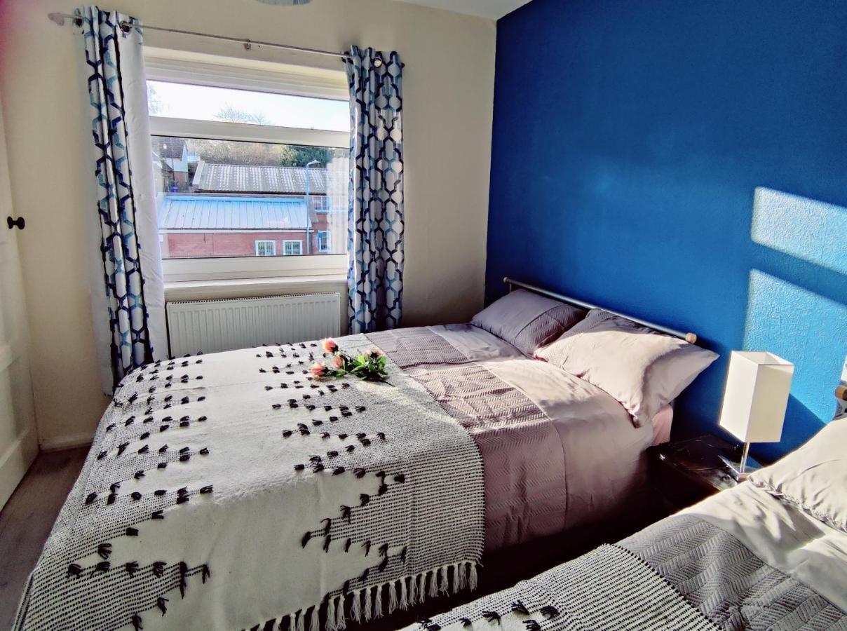 Sherlock's House -entire House 4 Spacious Bedroom 9 Beds Private Free Parking & Wifi Tv Contractor Family & Pets Welcome Burton-upon-Trent