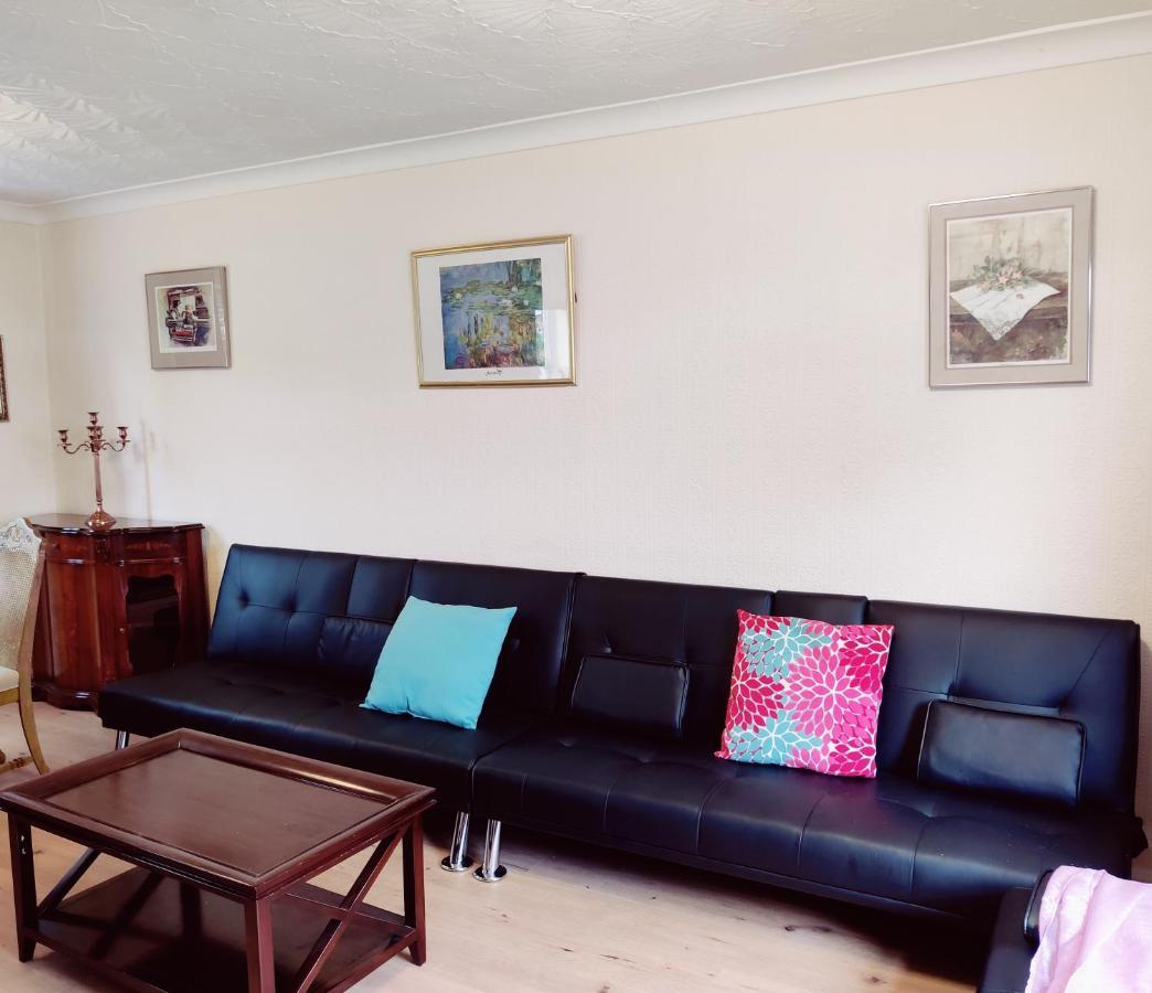Hébergement de vacances Sherlock's House -entire House 4 Spacious Bedroom 9 Beds Private Free Parking & Wifi Tv Contractor Family & Pets Welcome *