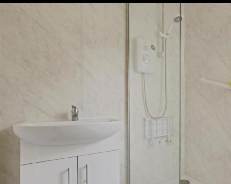 Sherlock's House -entire House 4 Spacious Bedroom 9 Beds Private Free Parking & Wifi Tv Contractor Family & Pets Welcome Hébergement de vacances Burton-upon-Trent
